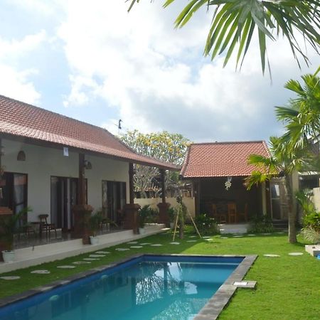 Wiryaroja Guest House Canggu Exteriör bild