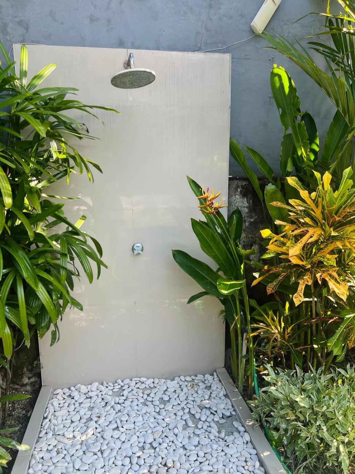 Wiryaroja Guest House Canggu Exteriör bild