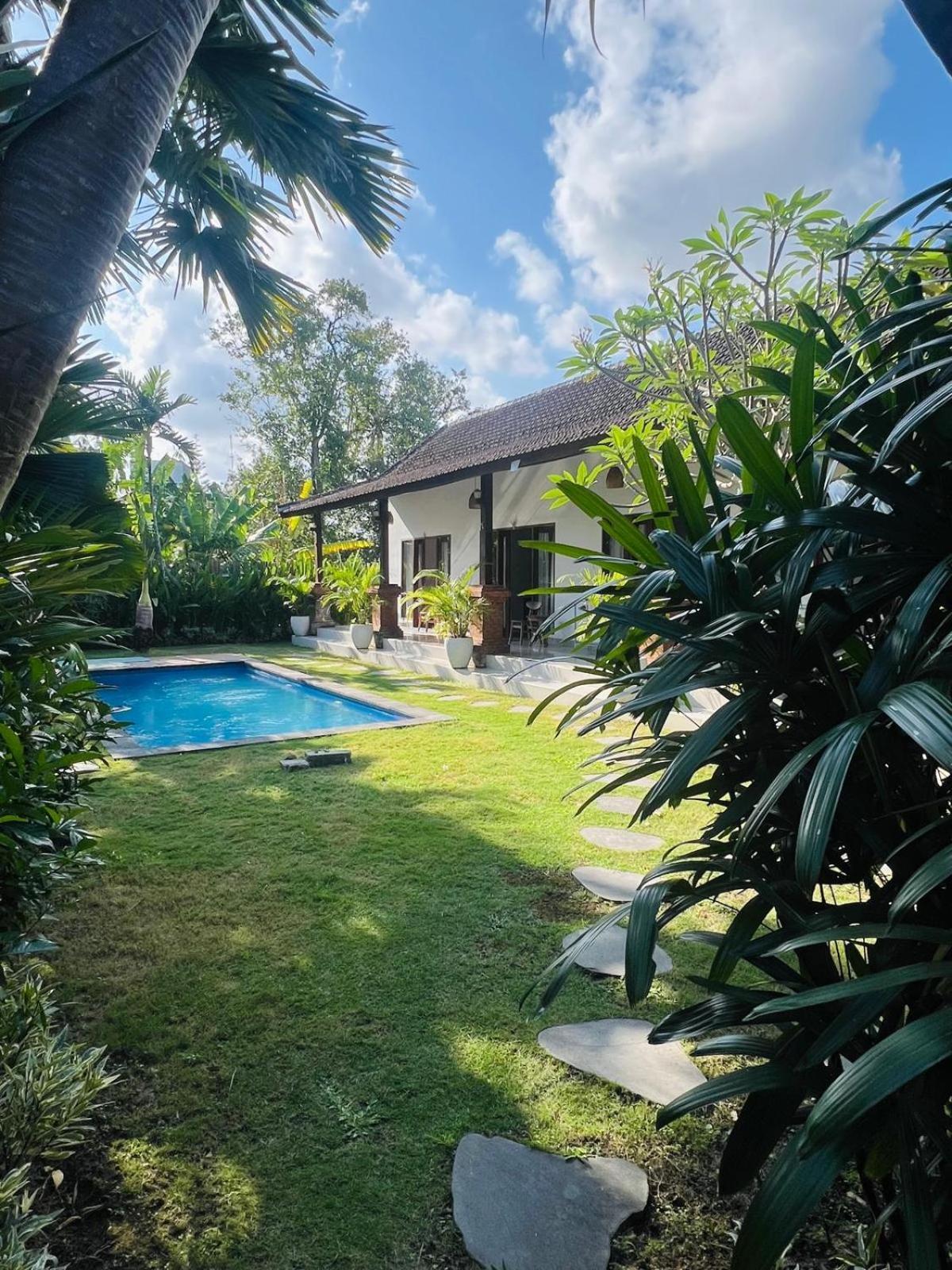 Wiryaroja Guest House Canggu Exteriör bild