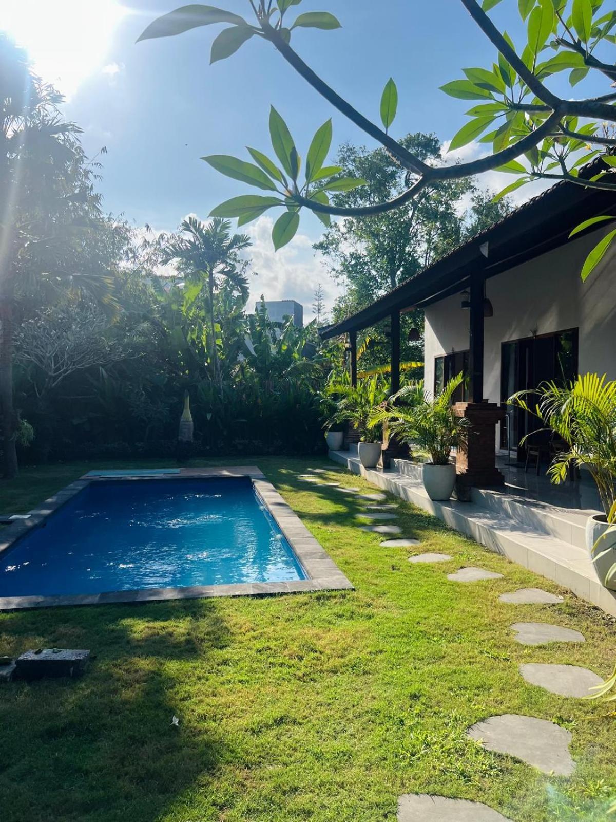 Wiryaroja Guest House Canggu Exteriör bild